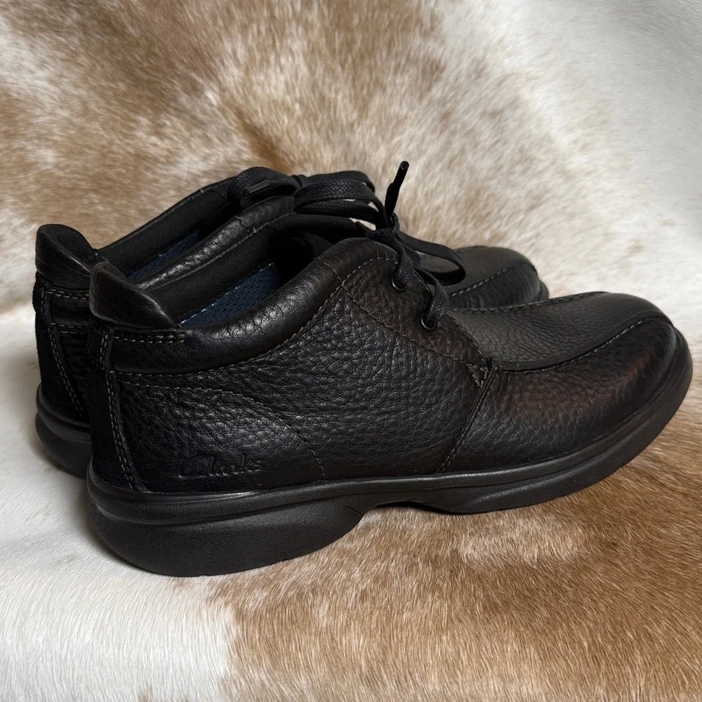 CLARKS Bradley Up Boot in black tumbled leather‎ Size 9 A22